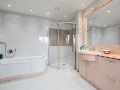 En Suite Bathroom: